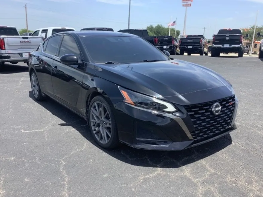 2023 Nissan Altima SR photo 1