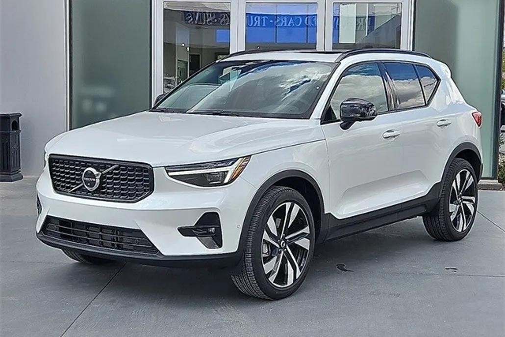 2026 Volvo XC40 photo 1