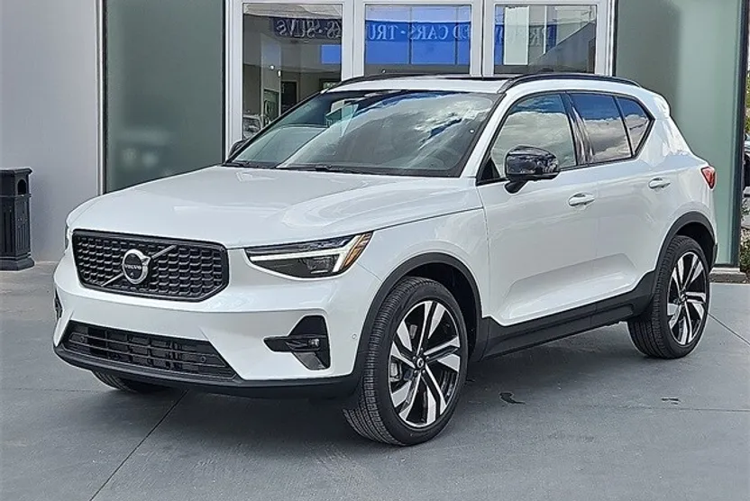 2026 Volvo XC40 photo 1