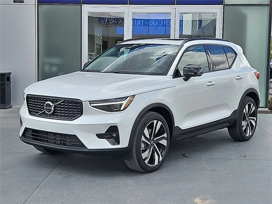 2026 Volvo XC40 photo 1