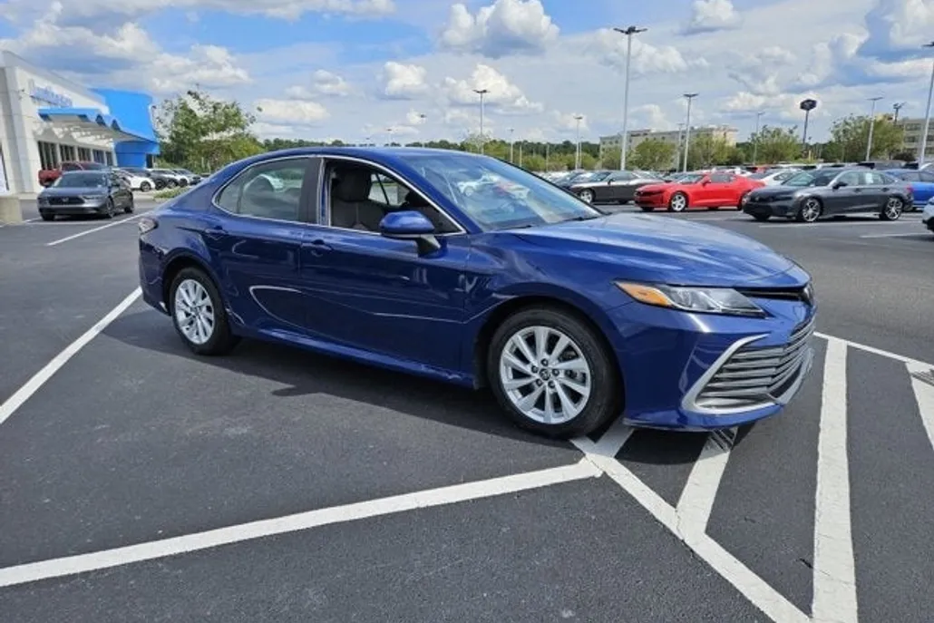2023 Toyota Camry LE photo 1