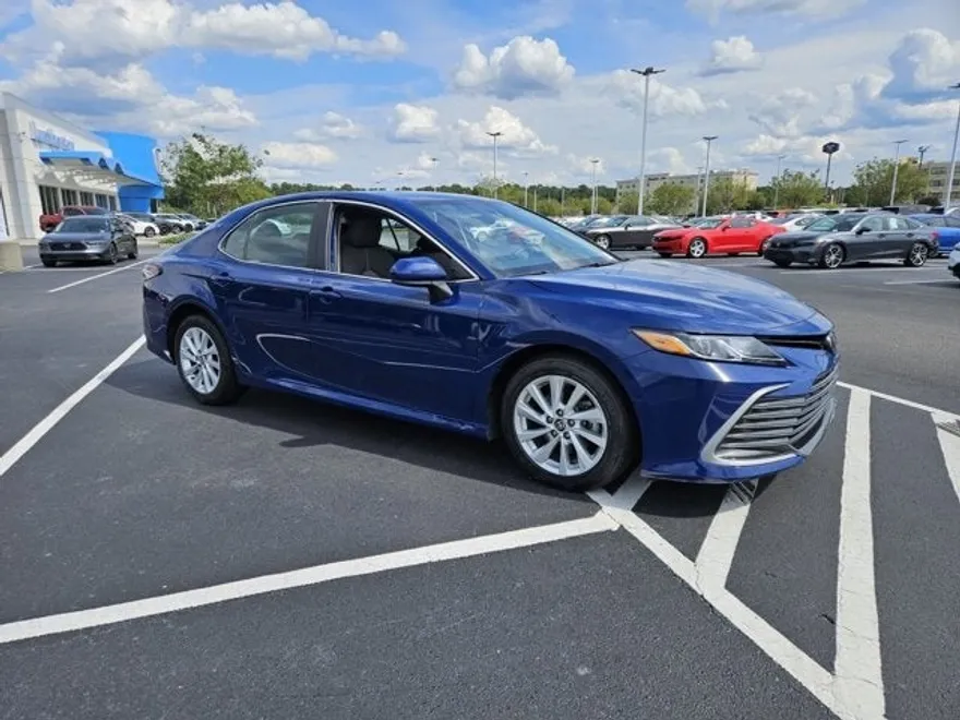 2023 Toyota Camry LE photo 1