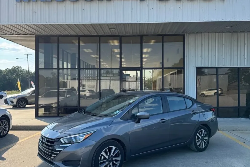 2023 Nissan Versa 1.6 SV photo 1