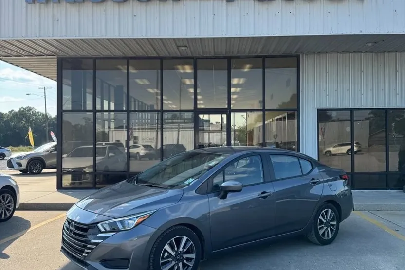 2023 Nissan Versa 1.6 SV photo 1