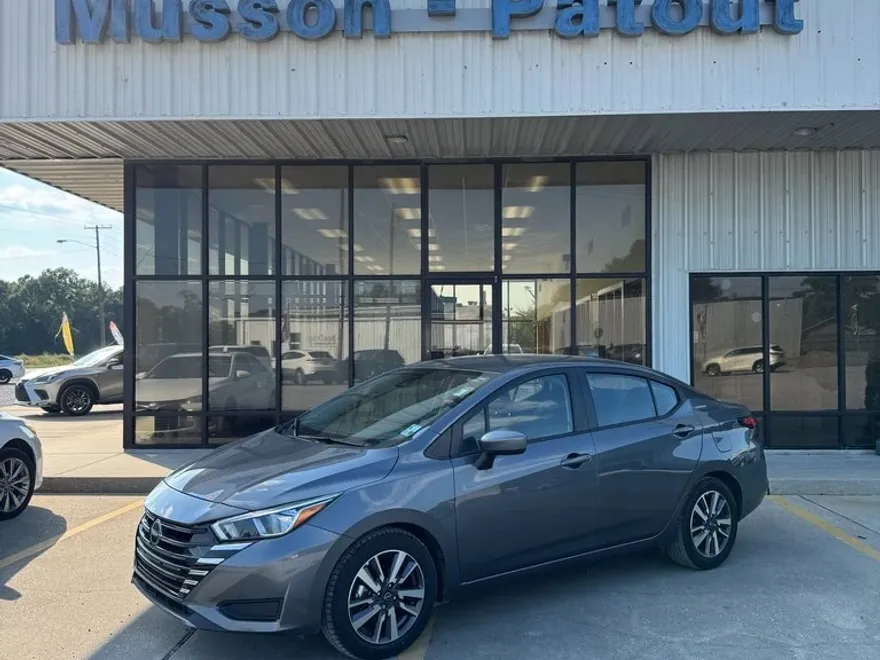 2023 Nissan Versa 1.6 SV photo 1