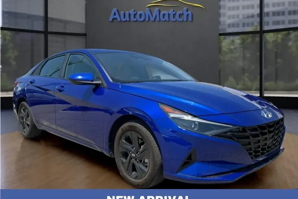 2023 Hyundai Elantra SEL photo 1