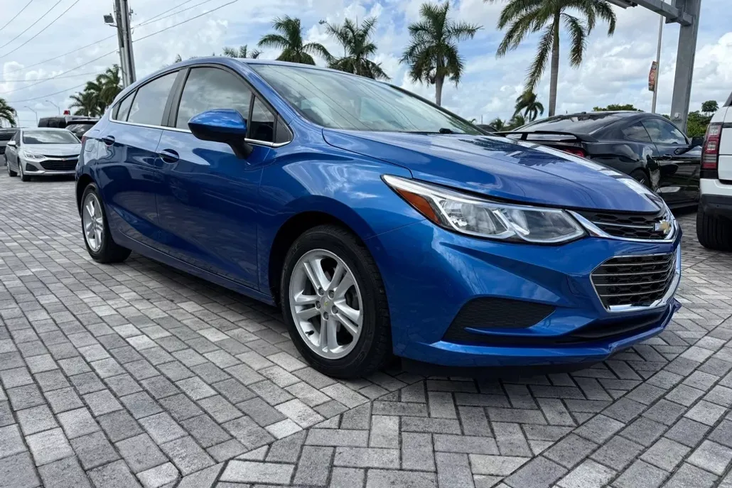2017 Chevrolet Cruze LT photo 1