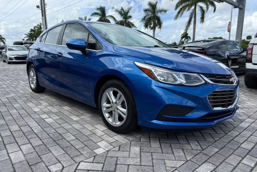 2017 Chevrolet Cruze LT photo 1
