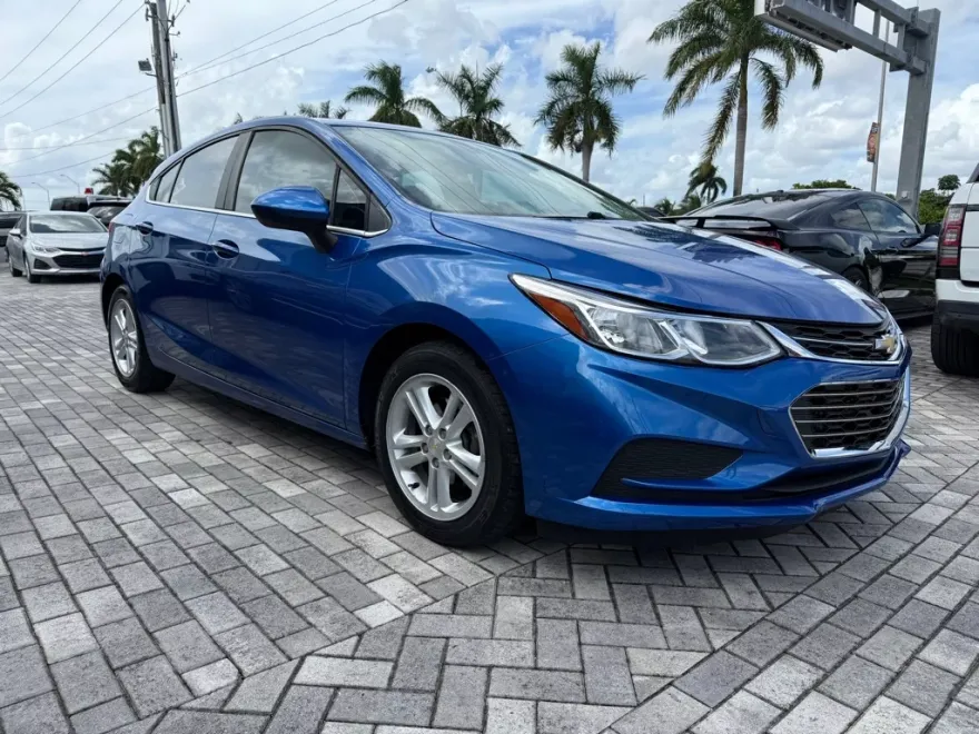 2017 Chevrolet Cruze LT photo 1