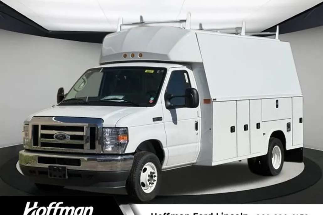 2024 Ford E-450 Cutaway photo 1