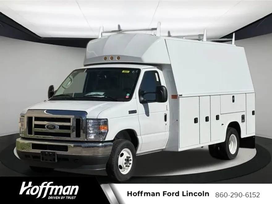2024 Ford E-450 Cutaway photo 1