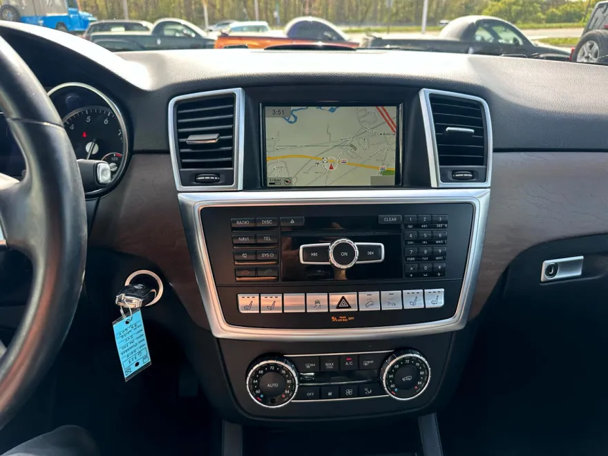 2015 Mercedes Benz ML 4MATIC 350 photo 19