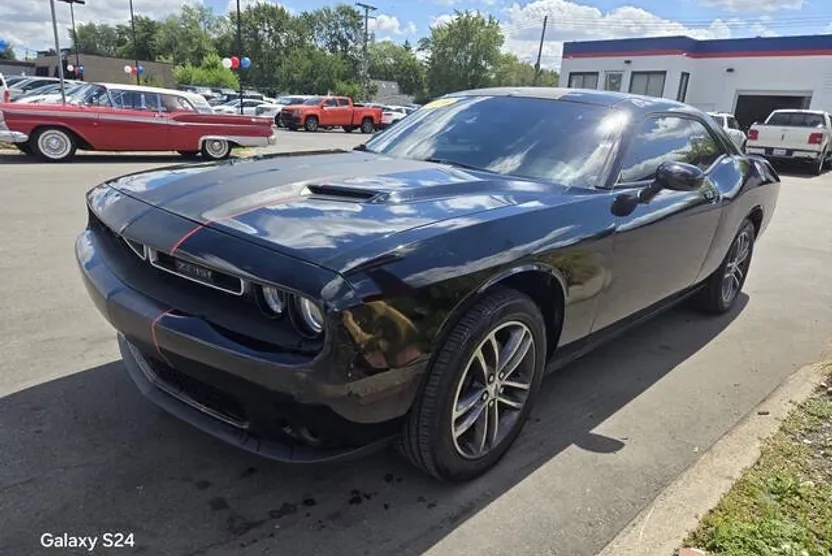 2019 Dodge Challenger SXT photo 1