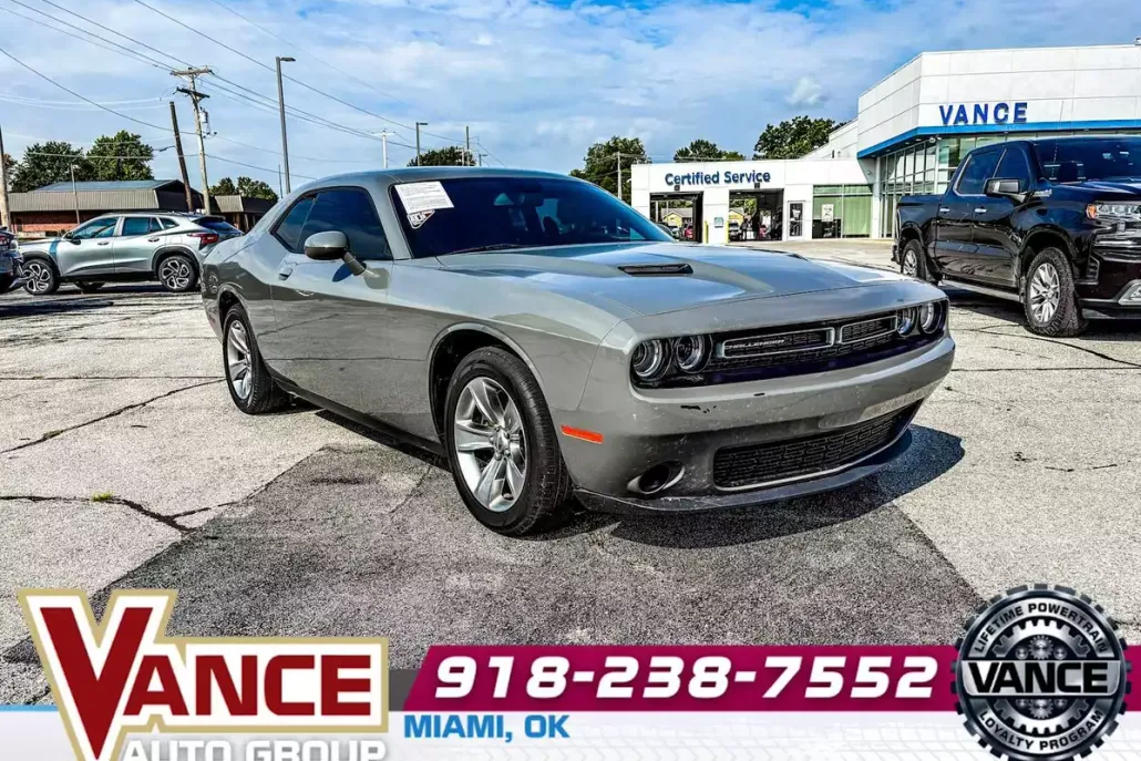 2017 Dodge Challenger SXT photo 1