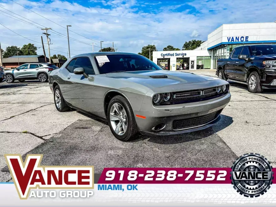 2017 Dodge Challenger SXT photo 1