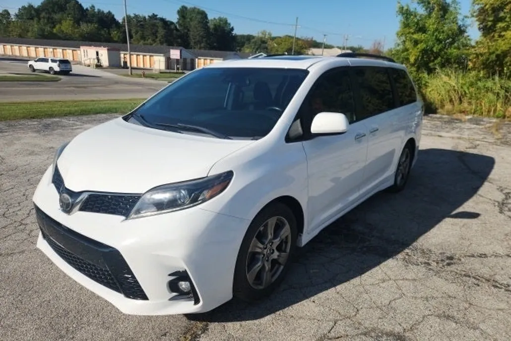 2019 Toyota Sienna SE Premium photo 1