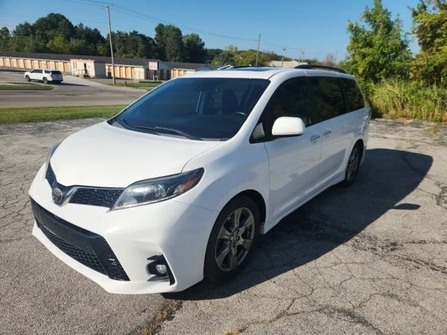 2019 Toyota Sienna SE Premium photo 1