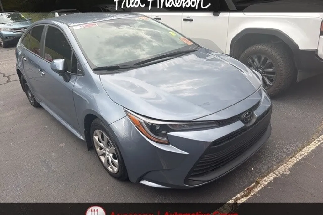 2025 Toyota Corolla LE photo 1