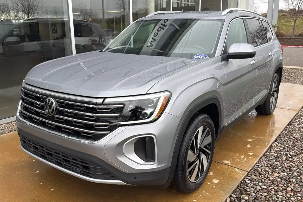 2025 Volkswagen Atlas SE photo 1