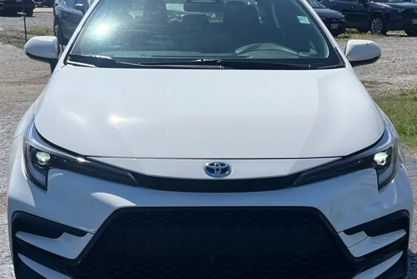 2025 Toyota Corolla Hybrid LE photo 1