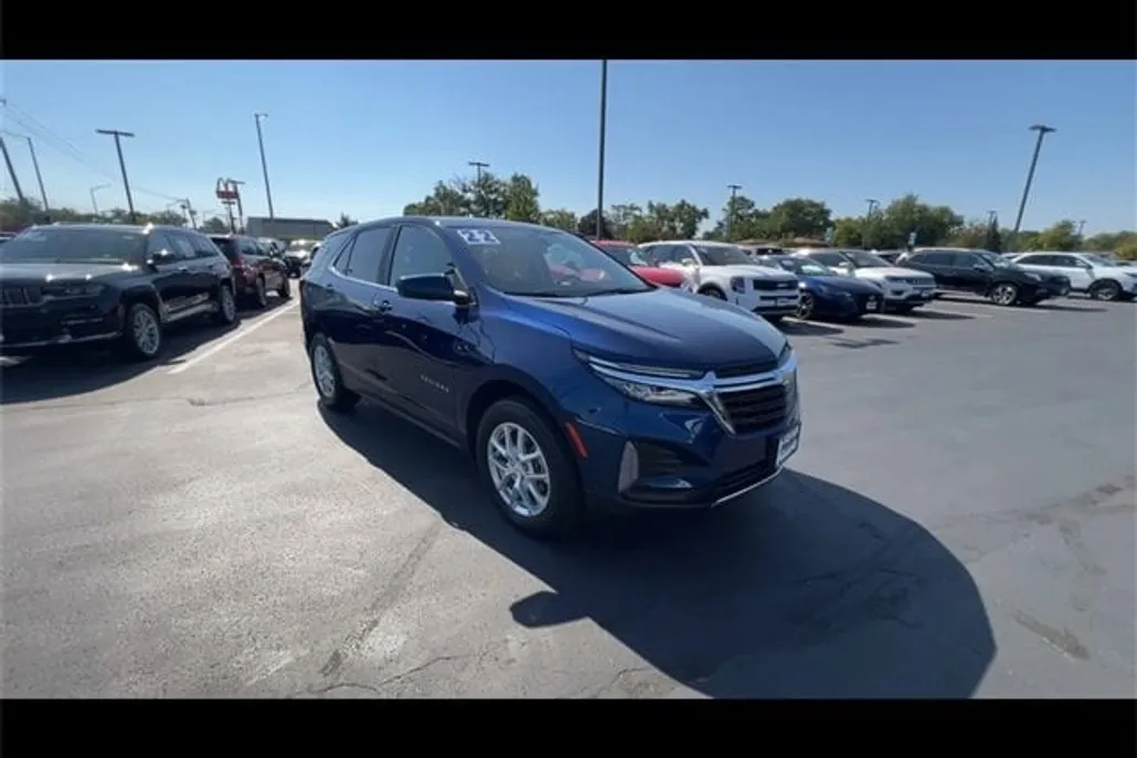 2022 Chevrolet Equinox LT photo 1