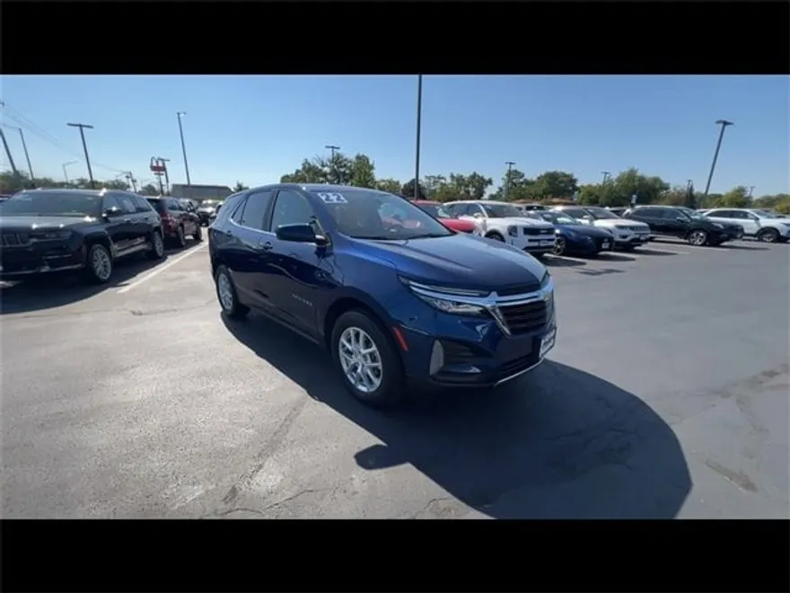 2022 Chevrolet Equinox LT photo 1