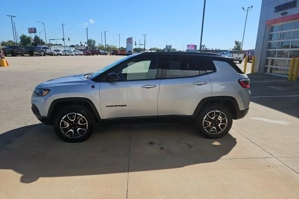 2024 Jeep Compass Trailhawk photo 1