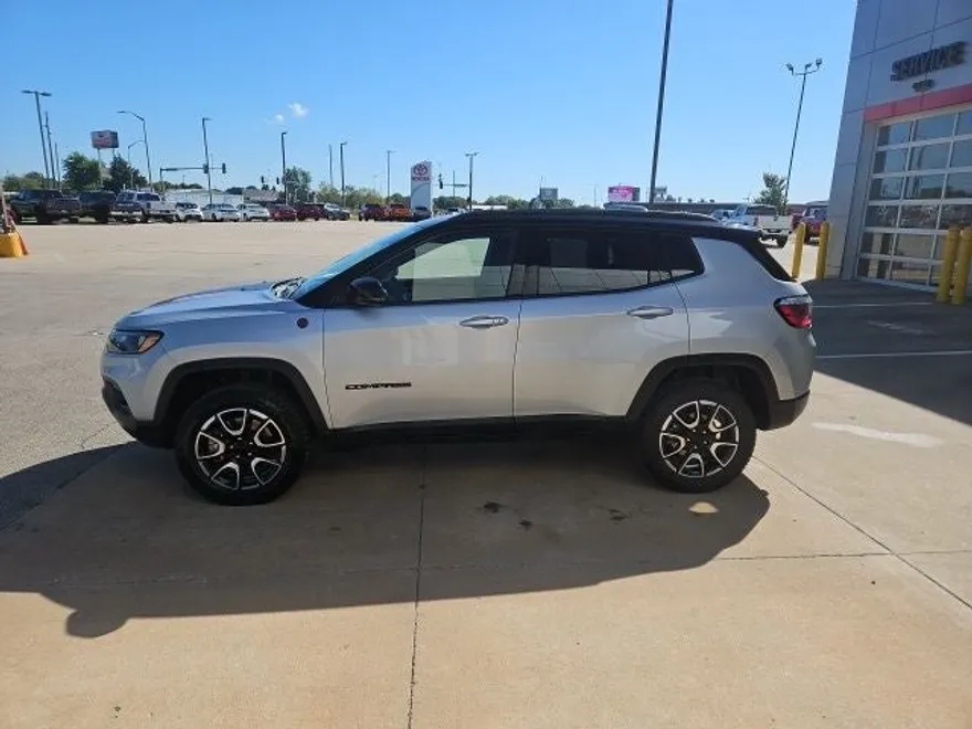2024 Jeep Compass Trailhawk photo 1