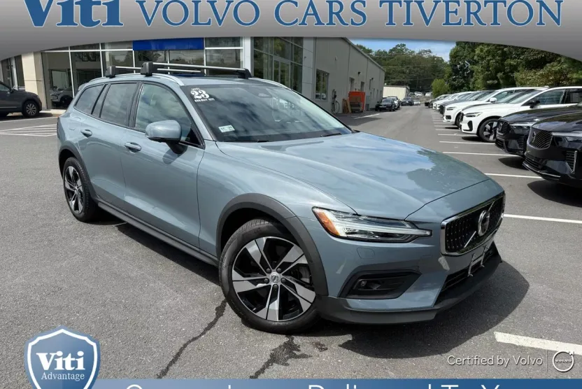 2023 Volvo V60 Cross Country B5 AWD Plus photo 1