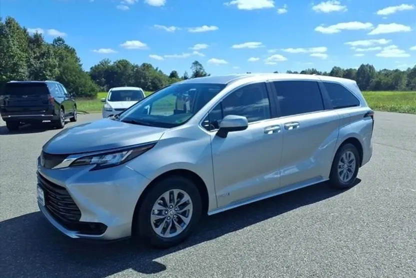 2021 Toyota Sienna LE photo 1