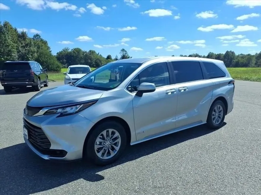 2021 Toyota Sienna LE photo 1