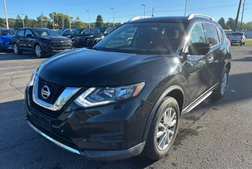 2017 Nissan Rogue SV photo 1