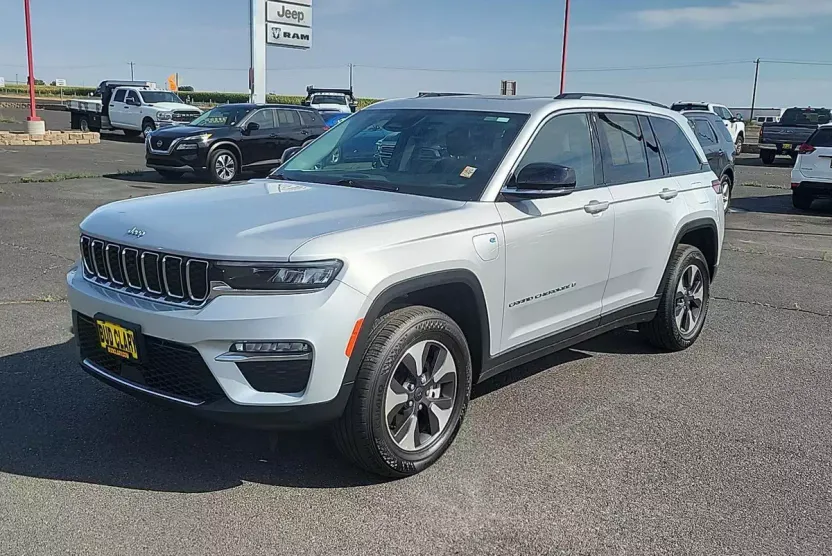 2023 Jeep Cherokee 4xe photo 1