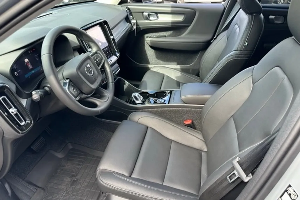 2026 Volvo XC40 Plus photo 1