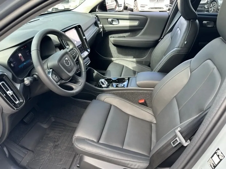 2026 Volvo XC40 Plus photo 1