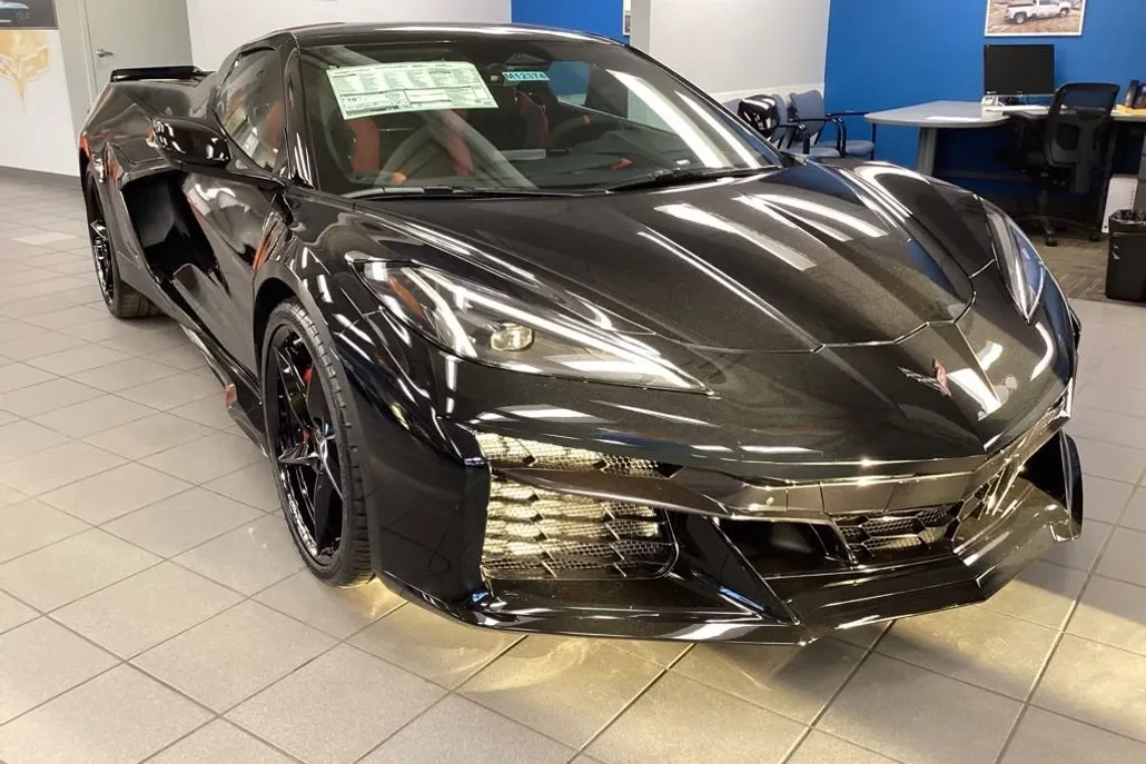2025 Chevrolet Corvette E-Ray 2LZ Convertible photo 1
