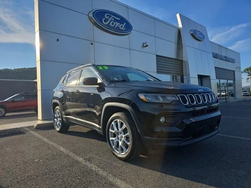 2023 Jeep Compass Latitude Lux photo 1