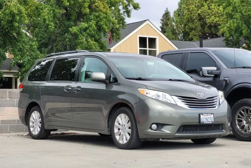 2012 Toyota Sienna XLE photo 1