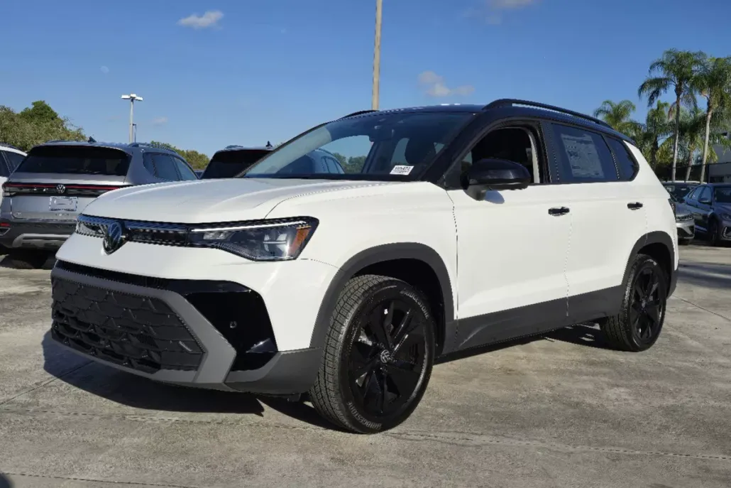 2025 Volkswagen Taos SE photo 1