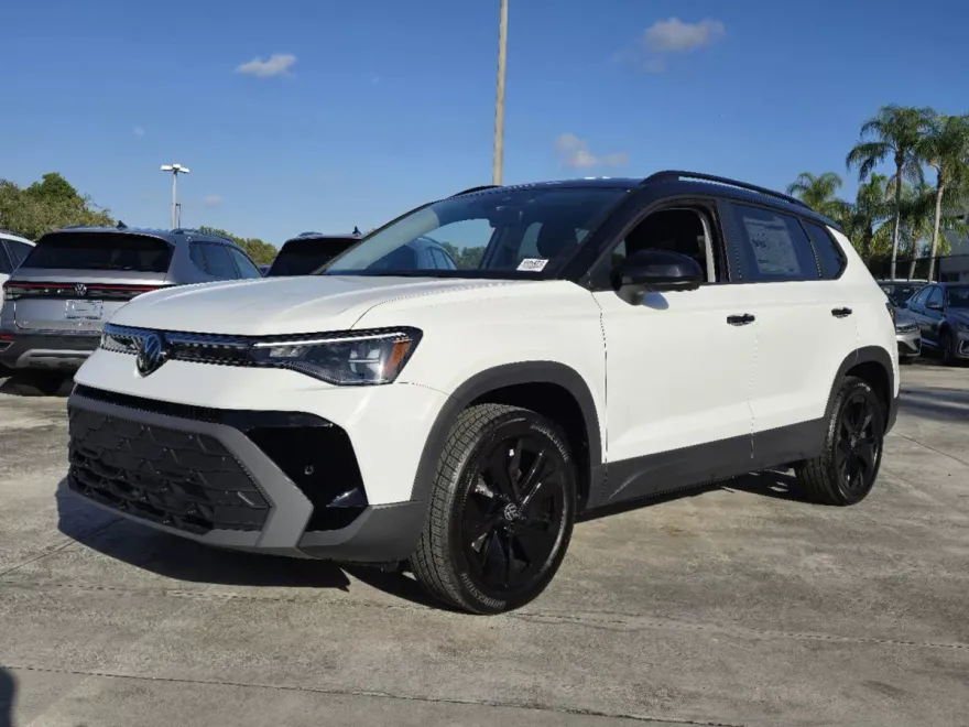 2025 Volkswagen Taos SE photo 1