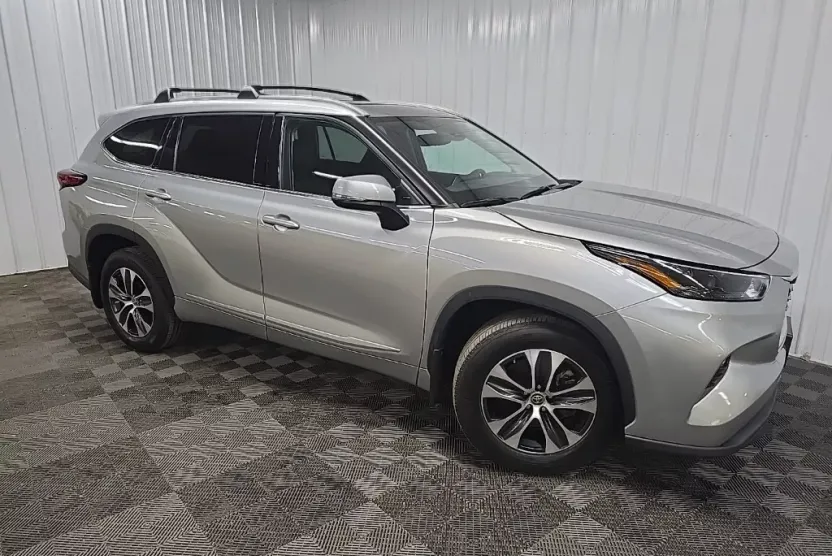 2022 Toyota Highlander XLE photo 1