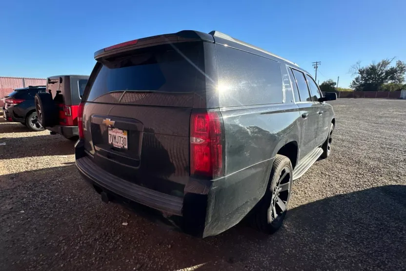 2016 Chevrolet Suburban LT photo 1