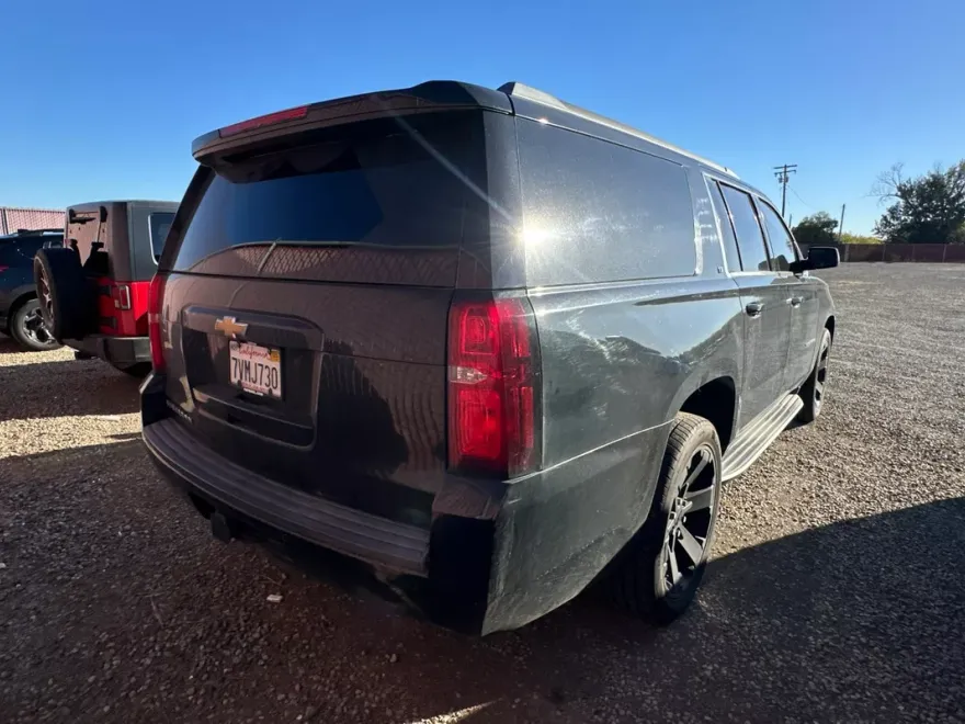 2016 Chevrolet Suburban LT photo 1
