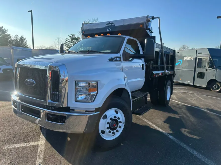 2025 Ford F-650 photo 1