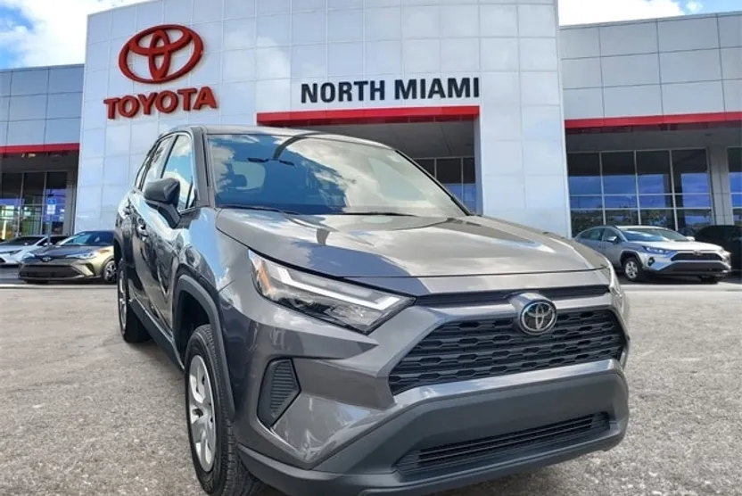 2023 Toyota RAV4 LE photo 1
