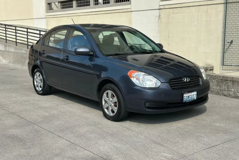 2010 Hyundai Accent GLS photo 1