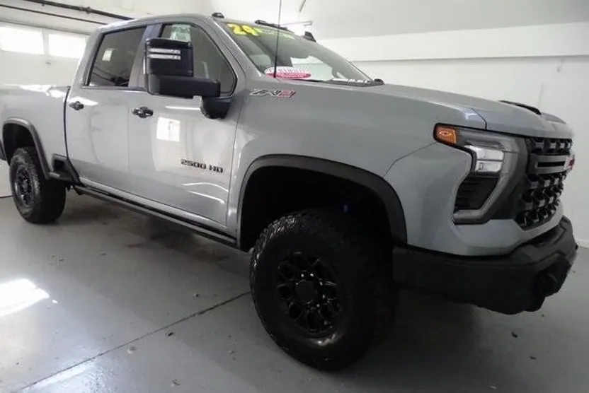 2024 Chevrolet Silverado 2500HD ZR2 photo 1