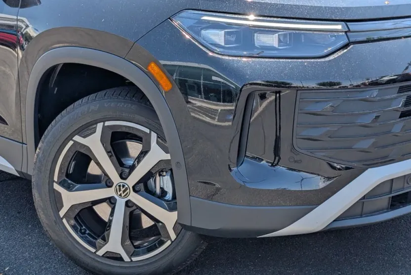 2025 Volkswagen Tiguan SE photo 1