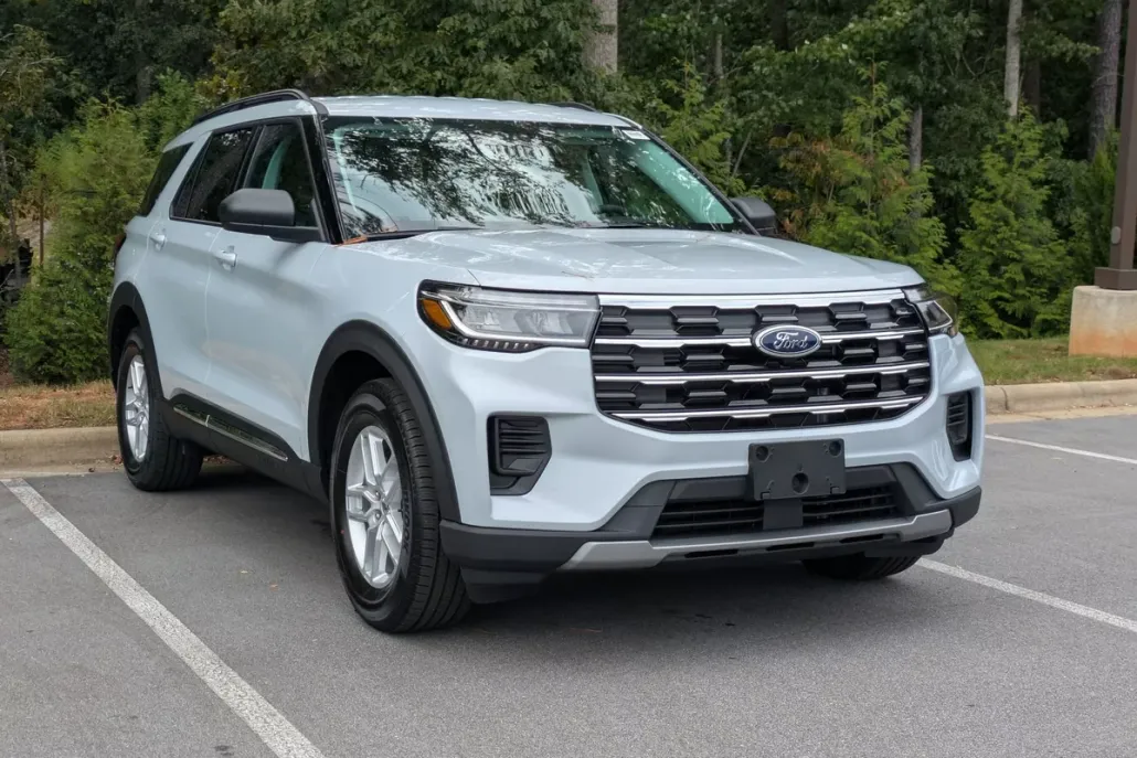 2025 Ford Explorer photo 1