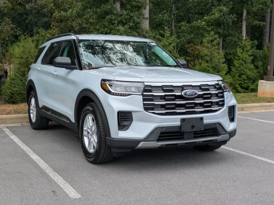2025 Ford Explorer photo 1